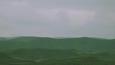 大山实拍孤独的大雁鸟类飞行山间自由翱翔视频的预览图